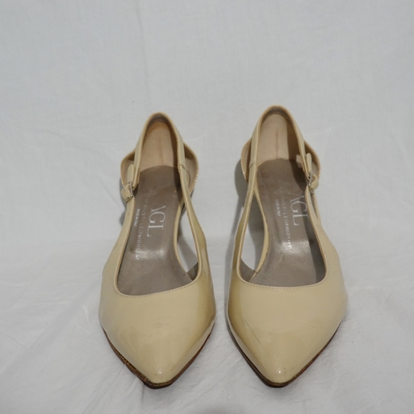 AGL Tan Patent Leather Low-heeled Pump with Cutout Sides, size 38½ - Picture 3 of 7